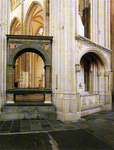 602102 Interieur van de Domkerk (Domplein) te Utrecht: cenotaaf van bisschop George van Egmond tussen twee pijlers van ...
